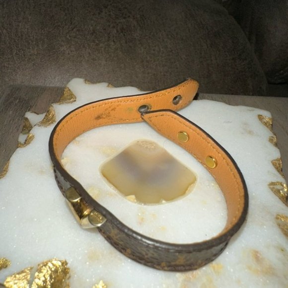 Louis Vuitton Essential V Bracelet - Picture 3 of 3